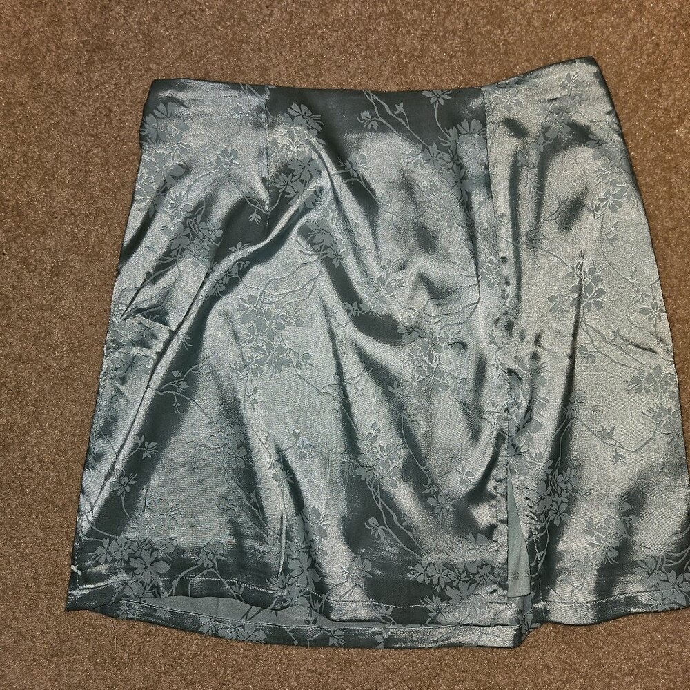 Silky floral skirt size small NEW